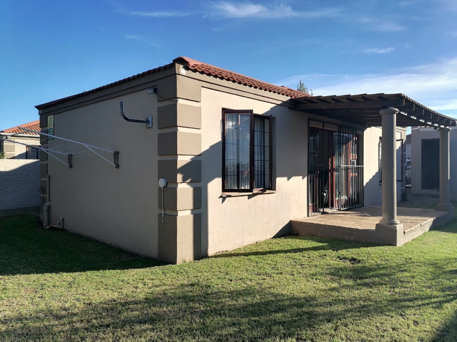 2 Bedroom Property for Sale in Langenhovenpark Free State